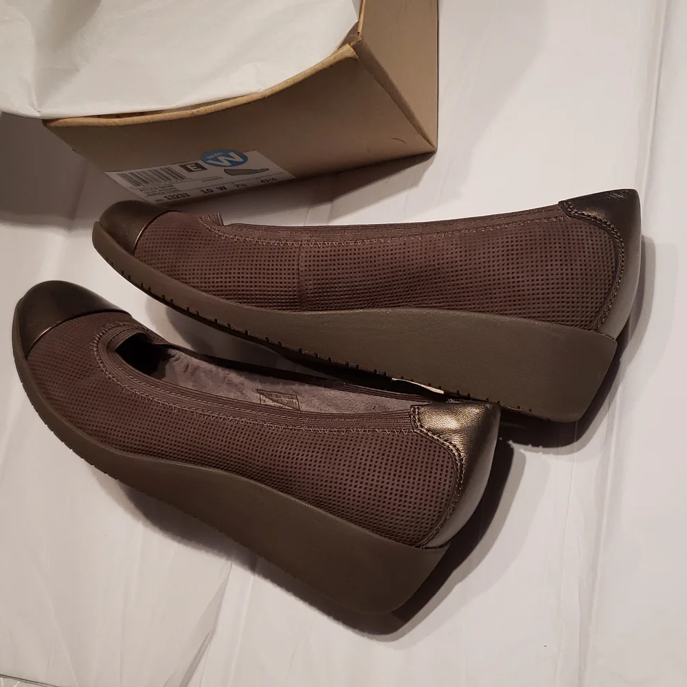 CLARKS New Wedge SlipOn Pump Perforated Leather Comfort Shoes Women's 10 W